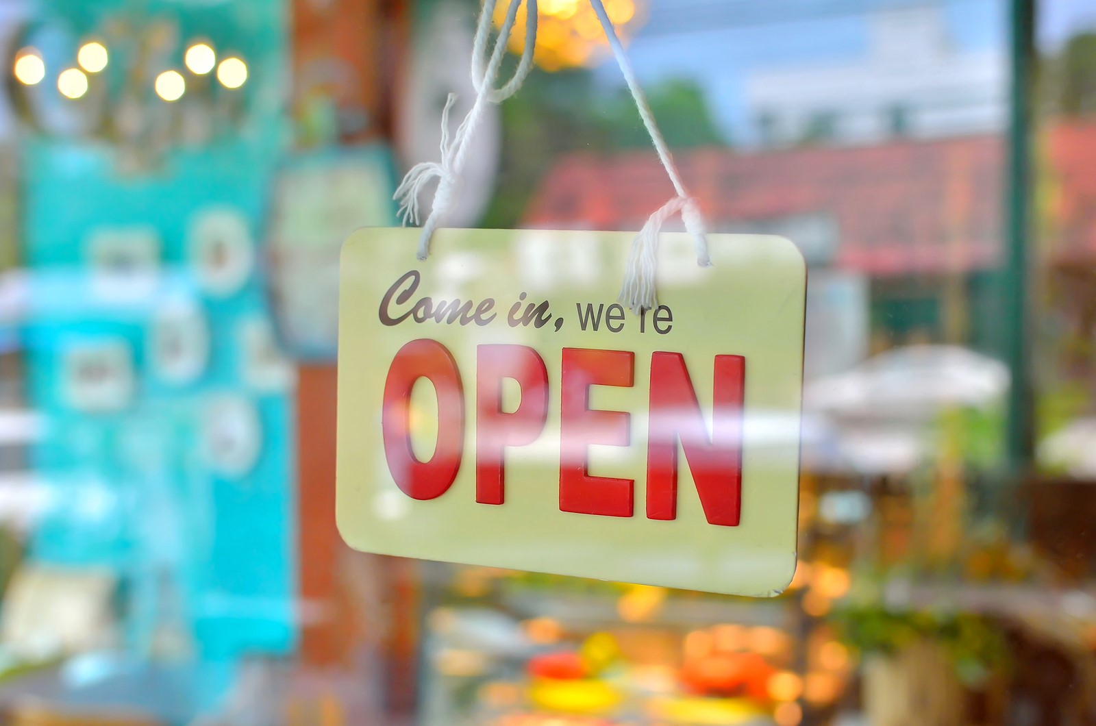 Glass Company Helps With Great Store Display 