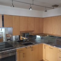 mirror back splash over kitchen counter